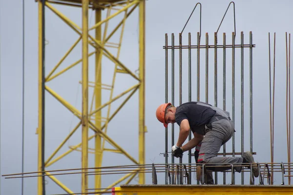 Barnaul Rusia Julio 2021 Trabajadores Constructores Están Construyendo Complejo Viviendas —  Fotos de Stock