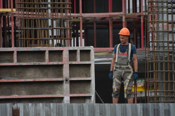 Barnaul Rusya Temmuz 2021 Şçiler Inşaatçılar Betondan Yapılmış Bir Konut — Stok fotoğraf