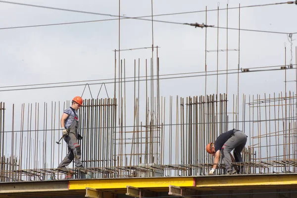 Barnaul, Rusya-7 Temmuz 2021. İşçiler ve inşaatçılar betondan yapılmış bir konut kompleksi inşa ediyorlar.