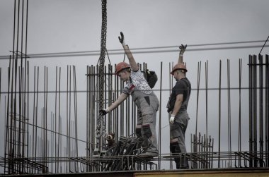 Rusya, Barnaul-7 Temmuz 2021. İşçiler ve inşaatçılar betondan yapılmış bir konut kompleksi inşa ediyorlar.