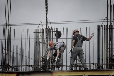 Rusya, Barnaul-7 Temmuz 2021. İşçiler ve inşaatçılar betondan yapılmış bir konut kompleksi inşa ediyorlar.