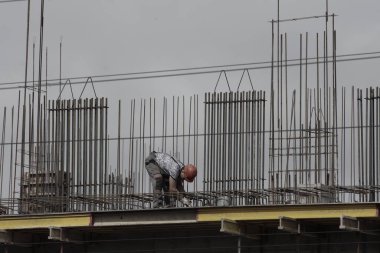 Rusya, Barnaul-7 Temmuz 2021. İşçiler ve inşaatçılar betondan yapılmış bir konut kompleksi inşa ediyorlar.