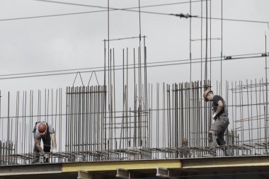 Rusya, Barnaul-7 Temmuz 2021. İşçiler ve inşaatçılar betondan yapılmış bir konut kompleksi inşa ediyorlar.