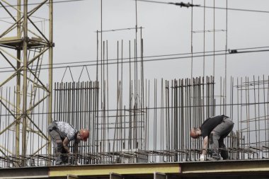 Rusya, Barnaul-7 Temmuz 2021. İşçiler ve inşaatçılar betondan yapılmış bir konut kompleksi inşa ediyorlar.