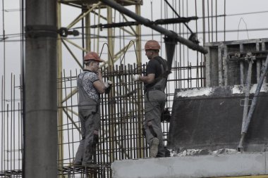 Rusya, Barnaul-7 Temmuz 2021. İşçiler ve inşaatçılar betondan yapılmış bir konut kompleksi inşa ediyorlar.