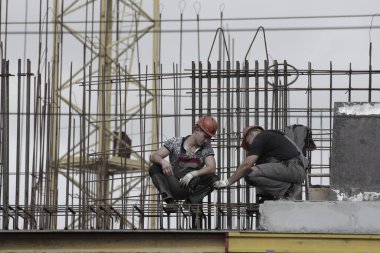 Rusya, Barnaul-7 Temmuz 2021. İşçiler ve inşaatçılar betondan yapılmış bir konut kompleksi inşa ediyorlar.