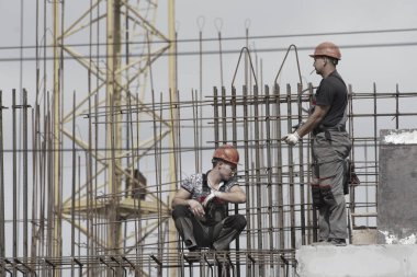 Rusya, Barnaul-7 Temmuz 2021. İşçiler ve inşaatçılar betondan yapılmış bir konut kompleksi inşa ediyorlar.