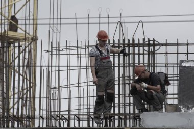 Rusya, Barnaul-7 Temmuz 2021. İşçiler ve inşaatçılar betondan yapılmış bir konut kompleksi inşa ediyorlar.