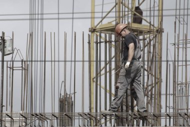 Rusya, Barnaul-7 Temmuz 2021. İşçiler ve inşaatçılar betondan yapılmış bir konut kompleksi inşa ediyorlar.