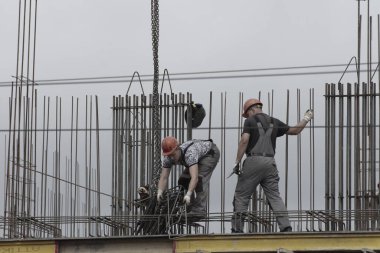 Rusya, Barnaul-7 Temmuz 2021. İşçiler ve inşaatçılar betondan yapılmış bir konut kompleksi inşa ediyorlar.