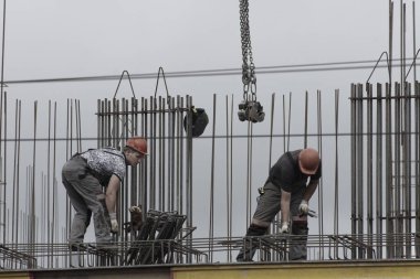 Rusya, Barnaul-7 Temmuz 2021. İşçiler ve inşaatçılar betondan yapılmış bir konut kompleksi inşa ediyorlar.