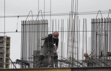  İşçiler ve inşaatçılar betondan yapılmış bir konut kompleksi inşa ediyorlar.