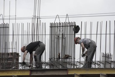 Rusya, Barnaul-7 Temmuz 2021. İşçiler ve inşaatçılar betondan yapılmış bir konut kompleksi inşa ediyorlar.