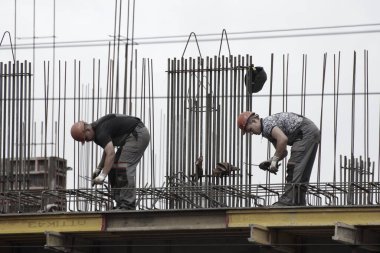 Rusya, Barnaul-7 Temmuz 2021. İşçiler ve inşaatçılar betondan yapılmış bir konut kompleksi inşa ediyorlar.
