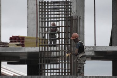Rusya, Barnaul-7 Temmuz 2021. İşçiler ve inşaatçılar betondan yapılmış bir konut kompleksi inşa ediyorlar.