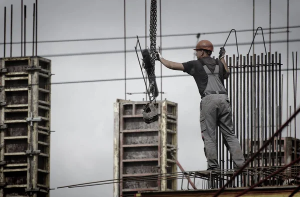 Rússia Barnaul Julho 2021 Trabalhadores Construtores Estão Construindo Complexo Habitacional — Fotografia de Stock