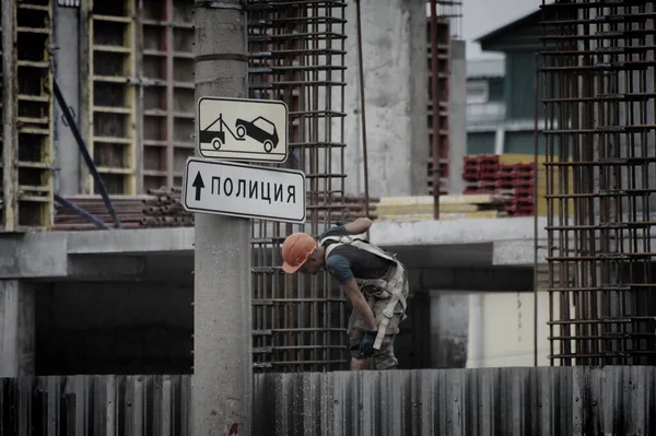 Rússia Barnaul Julho 2021 Trabalhadores Construtores Estão Construindo Complexo Habitacional — Fotografia de Stock