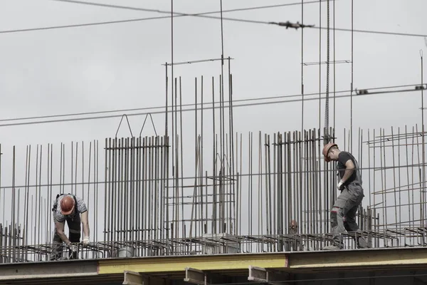 2021年7月7日 俄罗斯 巴瑙尔 工人和建筑工人正在用混凝土建造一个住房综合体 — 图库照片