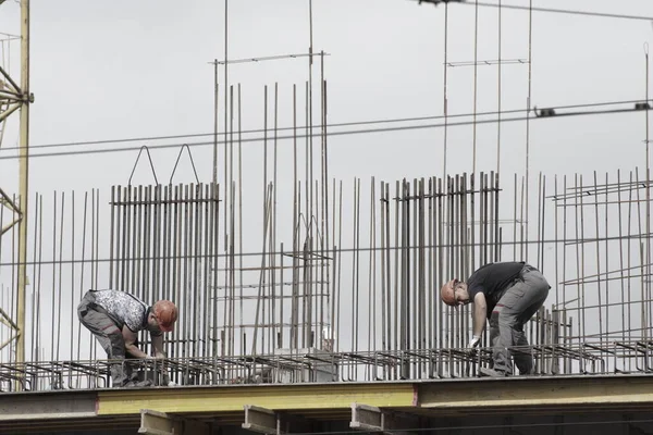 2021年7月7日 俄罗斯 巴瑙尔 工人和建筑工人正在用混凝土建造一个住房综合体 — 图库照片