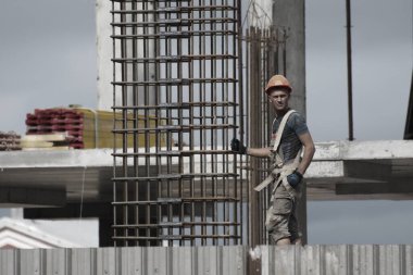 Rusya, Barnaul-7 Temmuz 2021. İşçiler ve inşaatçılar betondan yapılmış bir konut kompleksi inşa ediyorlar.