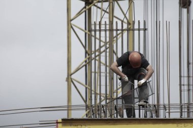  İşçiler ve inşaatçılar betondan yapılmış bir konut kompleksi inşa ediyorlar.