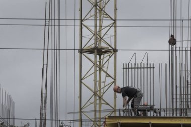 Rusya, Barnaul-7 Temmuz 2021. İşçiler ve inşaatçılar betondan yapılmış bir konut kompleksi inşa ediyorlar.
