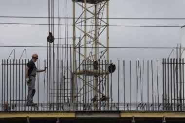 Rusya, Barnaul-7 Temmuz 2021. İşçiler ve inşaatçılar betondan yapılmış bir konut kompleksi inşa ediyorlar.