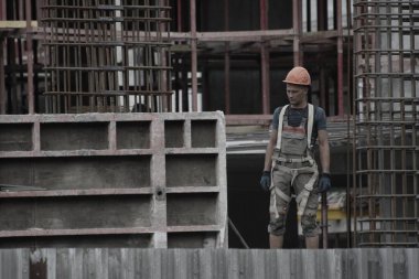Rusya, Barnaul-7 Temmuz 2021. İşçiler ve inşaatçılar betondan yapılmış bir konut kompleksi inşa ediyorlar.