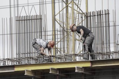 Rusya, Barnaul-7 Temmuz 2021. İşçiler ve inşaatçılar betondan yapılmış bir konut kompleksi inşa ediyorlar.