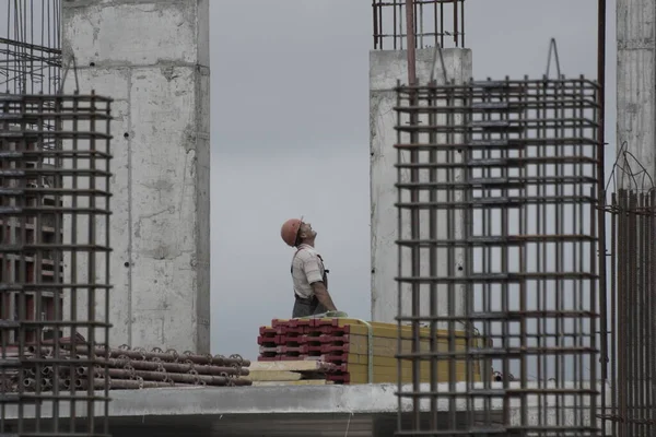 Rusya Barnaul Temmuz 2021 Şçiler Inşaatçılar Betondan Yapılmış Bir Konut — Stok fotoğraf