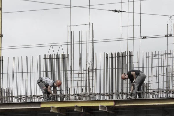 2021年7月7日 俄罗斯 巴瑙尔 工人和建筑工人正在用混凝土建造一个住房综合体 — 图库照片