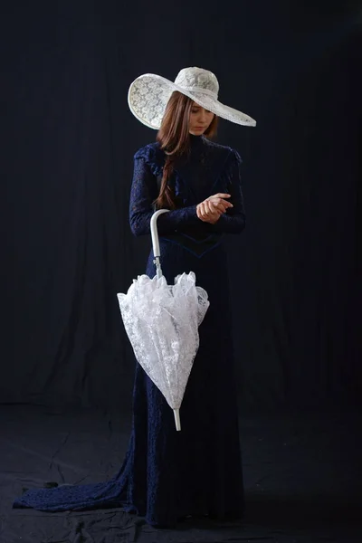 Uma Menina Vestido Velho Chapéu Fica Fundo Escuro Triste — Fotografia de Stock