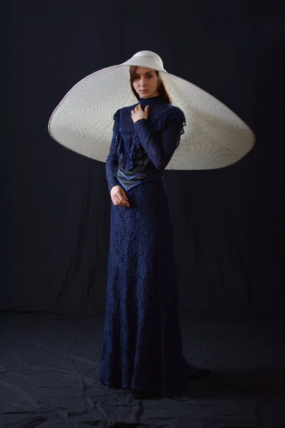 Uma Menina Vestido Velho Chapéu Fica Fundo Escuro Triste — Fotografia de Stock