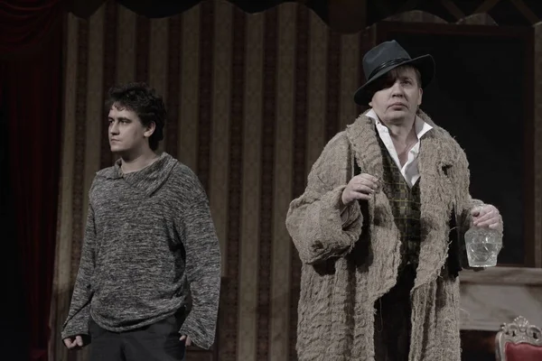 ロシア バルナウル2020年8月30日 芝居の稽古場の演劇俳優 罪悪感のない有罪 — ストック写真
