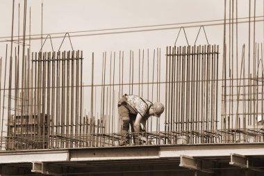 Rusya, Barnaul-7 Temmuz 2021. İşçiler demir ve betondan yapılmış bir konut kompleksi inşa ediyorlar