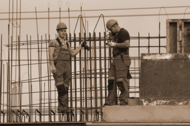 Rusya, Barnaul-7 Temmuz 2021. İşçiler demir ve betondan yapılmış bir konut kompleksi inşa ediyorlar