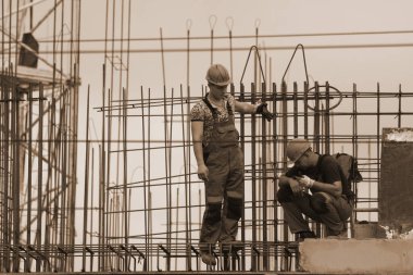 Rusya, Barnaul-7 Temmuz 2021. İşçiler demir ve betondan yapılmış bir konut kompleksi inşa ediyorlar