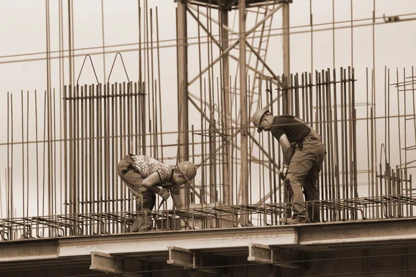 Rússia Barnaul Julho 2021 Trabalhadores Estão Construindo Complexo Habitacional Feito — Fotografia de Stock