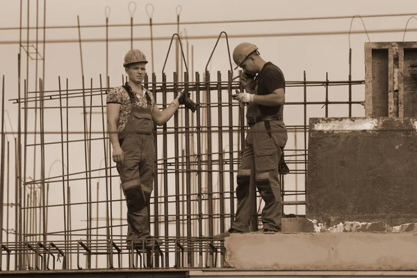 2021年7月7日 俄罗斯 巴瑙尔 工人们正在用钢铁和混凝土建造一座住宅 — 图库照片