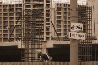 Rusya, Barnaul-7 Temmuz 2021. İşçiler demir ve betondan yapılmış bir konut kompleksi inşa ediyorlar