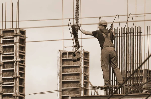 Rusia Barnaul Julio 2021 Los Trabajadores Están Construyendo Complejo Viviendas — Foto de Stock