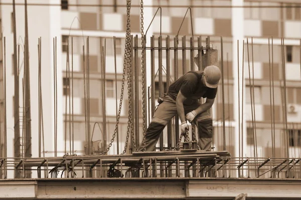 Rusia Barnaul Julio 2021 Los Trabajadores Están Construyendo Complejo Viviendas — Foto de Stock