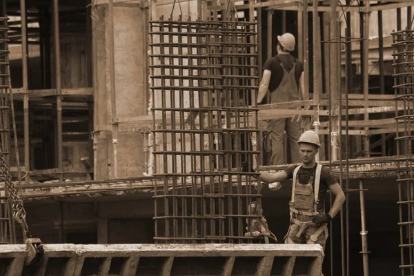 2021年7月7日 俄罗斯 巴瑙尔 工人们正在用钢铁和混凝土建造一座住宅 — 图库照片