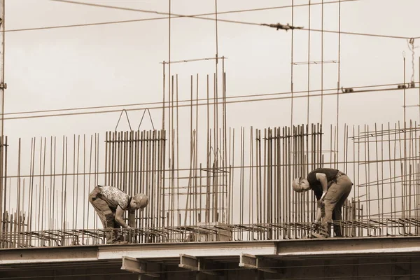 Rússia Barnaul Julho 2021 Trabalhadores Estão Construindo Complexo Habitacional Feito — Fotografia de Stock
