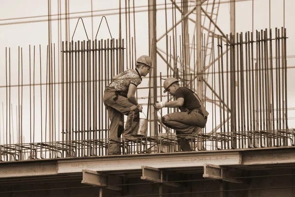 Rusia Barnaul Julio 2021 Los Trabajadores Están Construyendo Complejo Viviendas — Foto de Stock