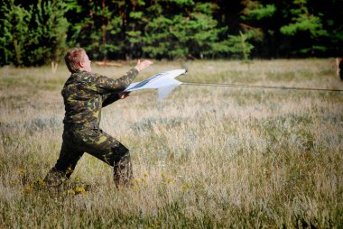 Barnaul, Rusya - 23 Ağustos 2021. İtfaiyeciler bir yaz günü koruma alanındaki bir orman yangınını söndürürler.
