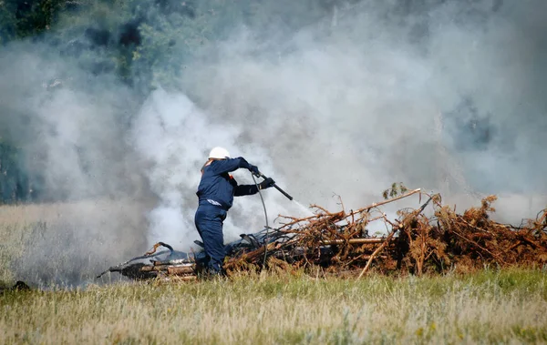 Bomberos Con Inscripción Ruso Emercom Rusia Extinguir Incendio Forestal Reserva — Foto de Stock