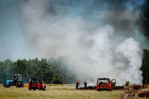 Bomberos Con Inscripción Ruso Emercom Rusia Extinguir Incendio Forestal Reserva — Foto de Stock