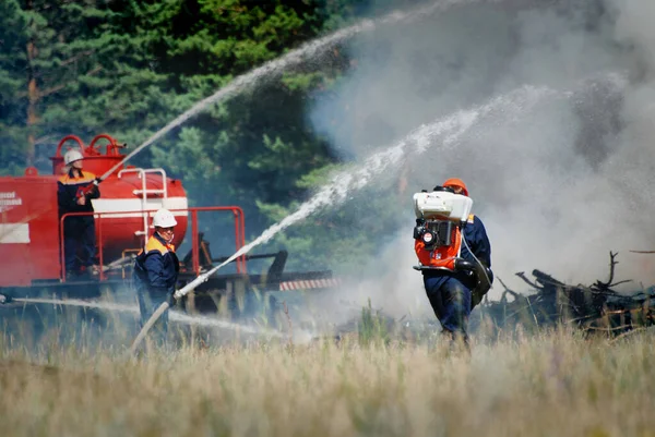 Barnaul Russia August 2021 Firefighters Inscription Russian Emercom Russia Extinguish — Stock Photo, Image