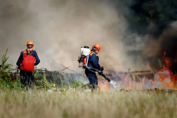 Bomberos Con Inscripción Ruso Emercom Rusia Extinguir Incendio Forestal Reserva — Foto de Stock